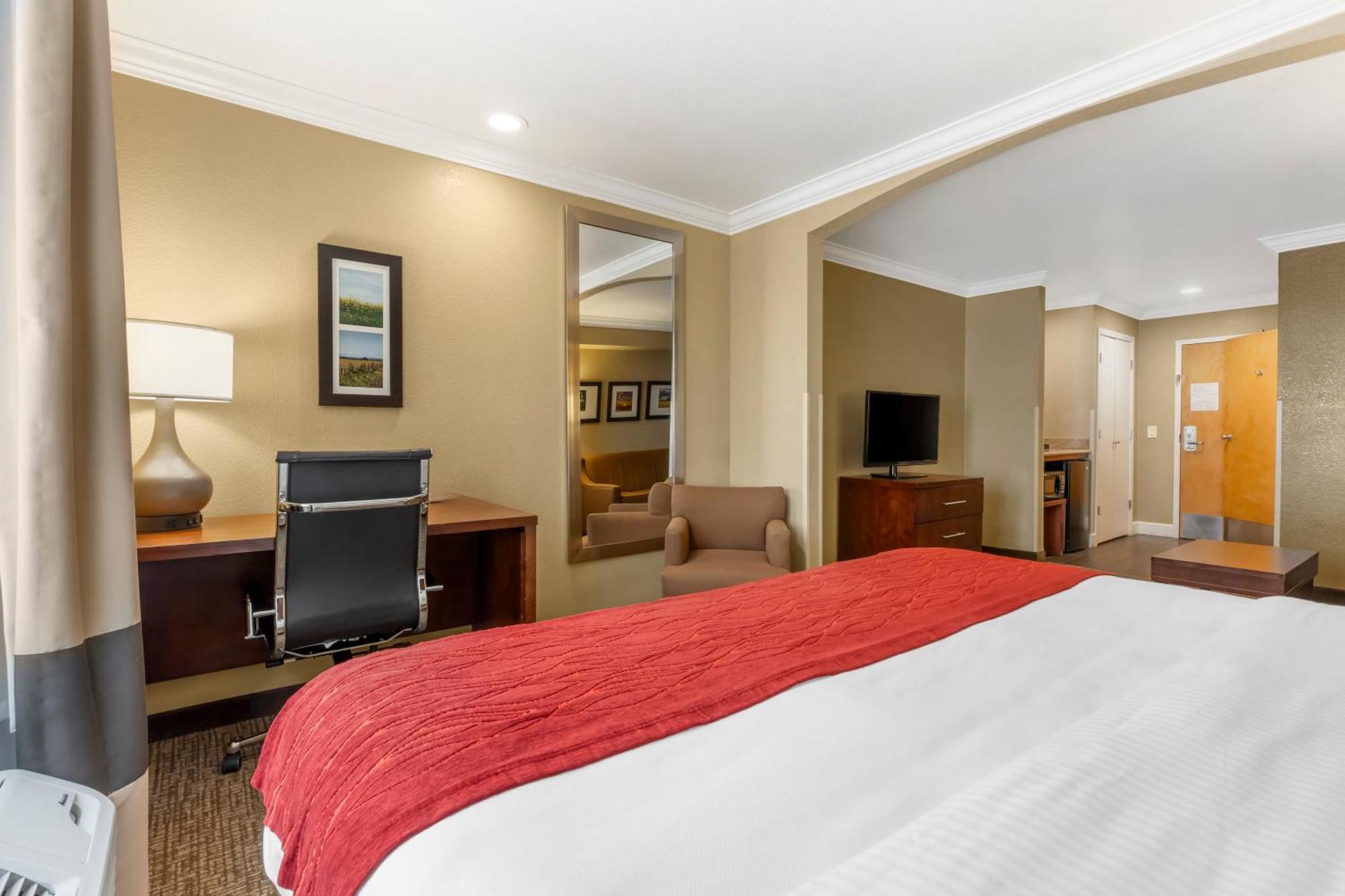 King Suite Non-Smoking or Top Floor,1549124434:JPEG
